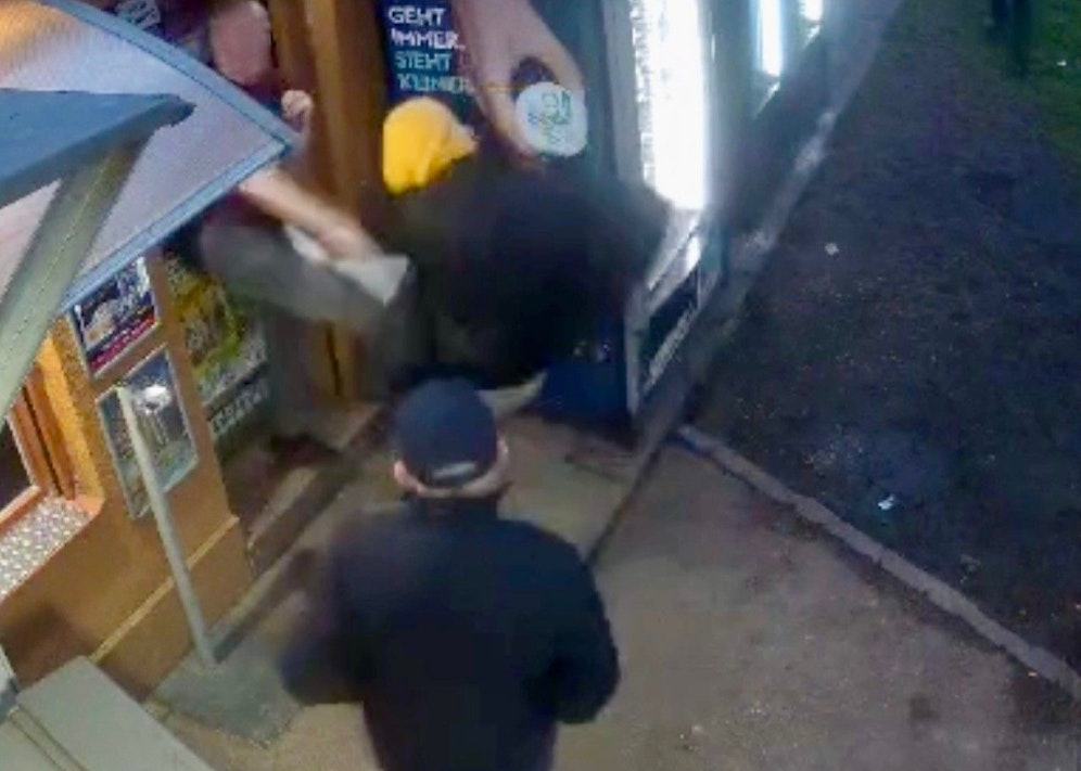 Der Trafikant wurde von dem Täter mehrfach am Kopf getroffen.