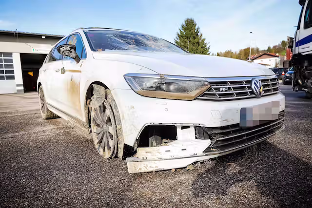 Der 17-Jährige soll mit zwei 13-jährigen Freunden einen Taxler überfallen haben und mit dem Auto davongefahren sein. Am Donnerstag stand er vor Gericht.