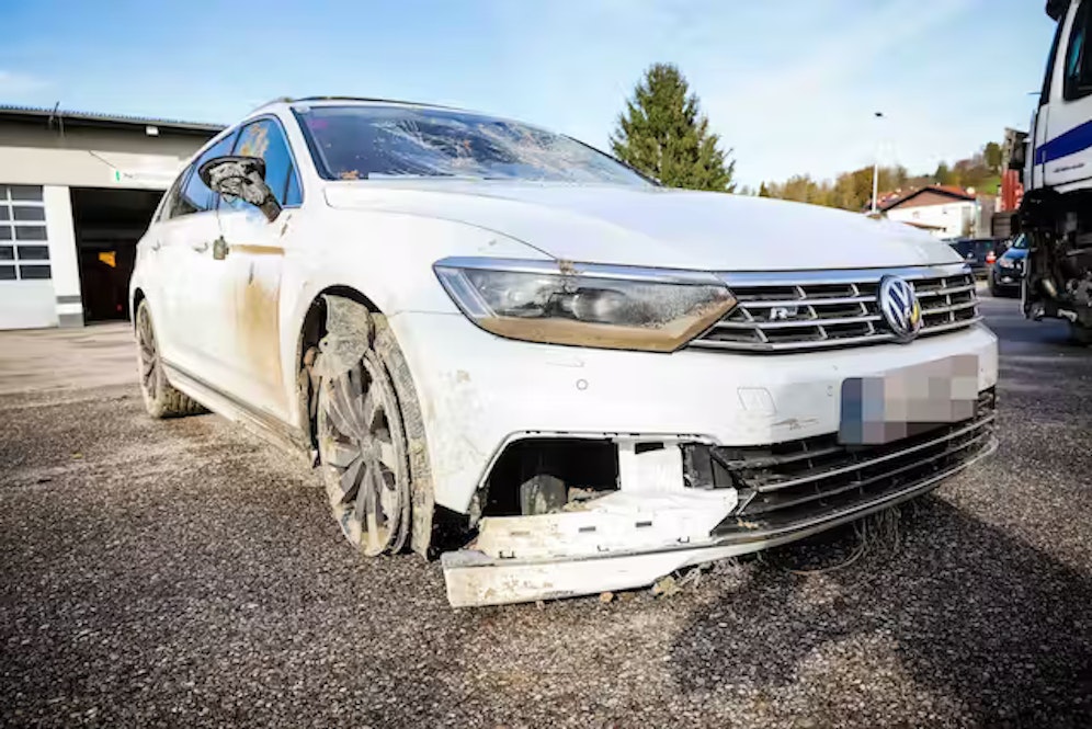 Der 17-Jährige soll mit zwei 13-jährigen Freunden einen Taxler überfallen haben und mit dem Auto davongefahren sein. Am Donnerstag stand er vor Gericht.