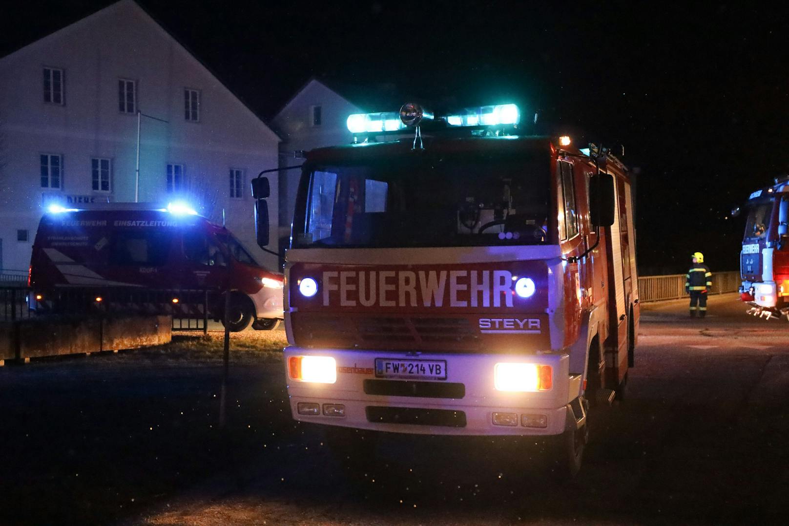 Zwei Feuerwehren waren in der Nacht auf Donnerstag bei einem Zimmerbrand in einem Einfamilienhaus in Attnang-Puchheim (Bezirk Vöcklabruck) im Einsatz.