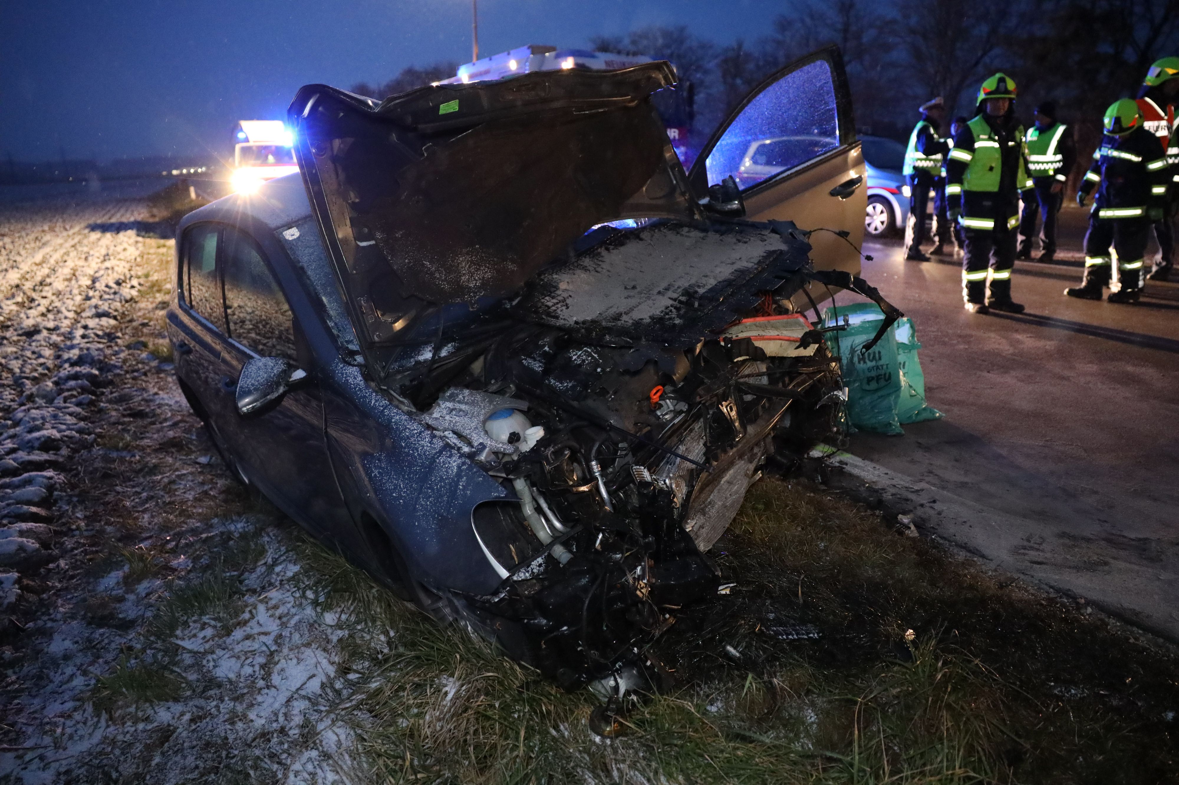 Komplett zerstörtes Auto. 