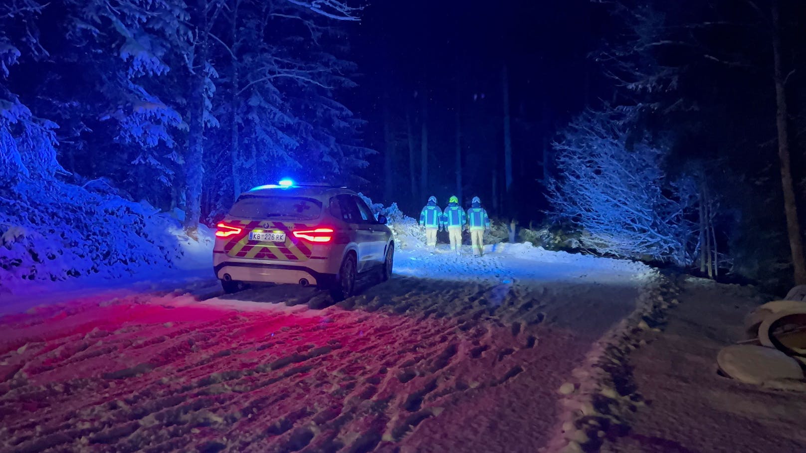 Im Einsatz standen zwei Rettungsfahrzeuge mit einem Notarzt, zwei Polizeistreifen und 28 Einsatzkräfte der Freiwilligen Feuerwehr Aurach.