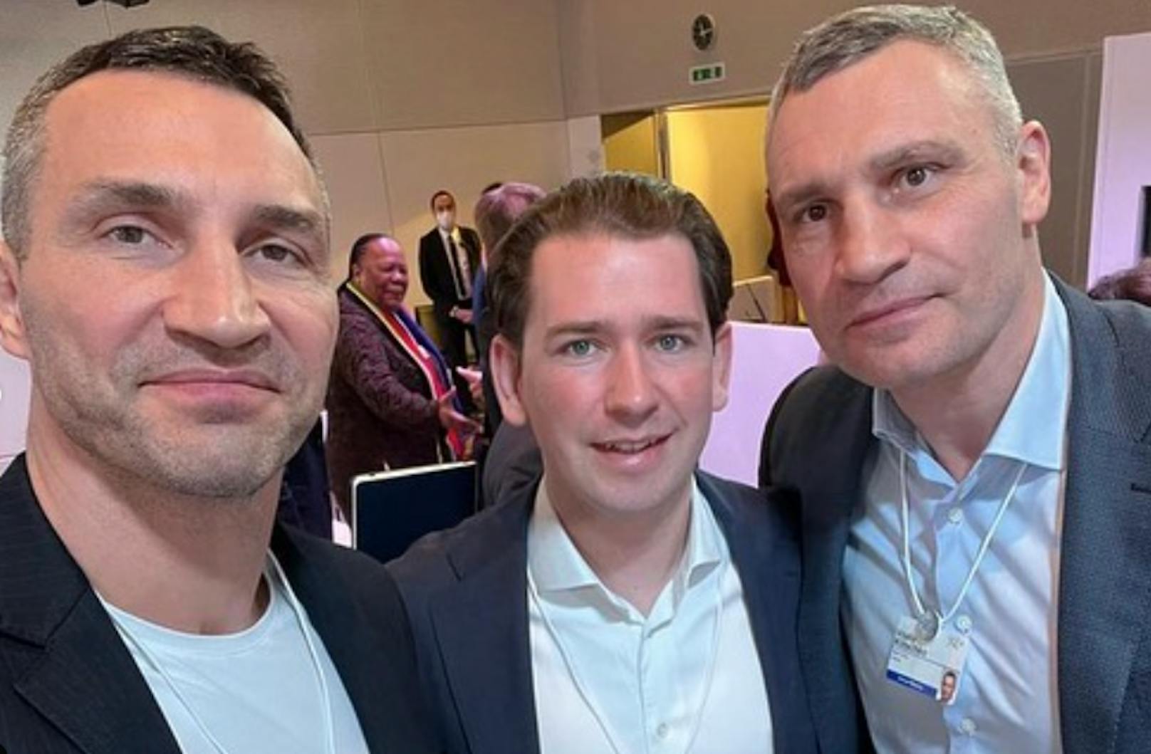 "Freunde": Sebastian Kurz posiert mit Klitschko-Brüdern