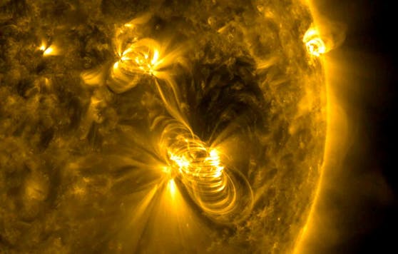 NASA-Bild einer mittelgroßen (M2) Sonneneruption und eines koronalen Massenauswurfs (CME), die aus derselben großen aktiven Region der Sonne ausbrechen.
