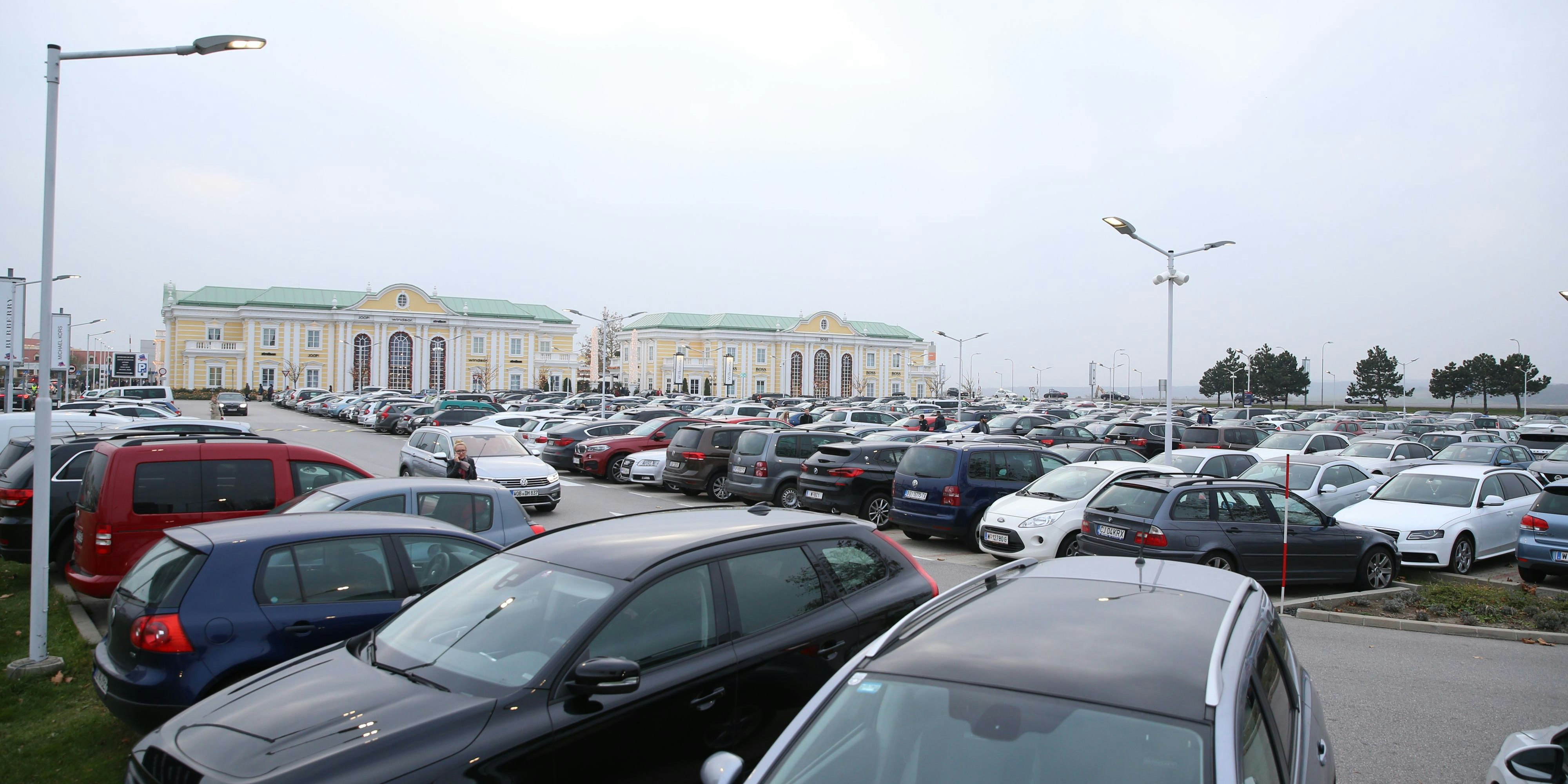 Am Parkplatz des Parndorfer Outlet-Centers kam es zu einem dreisten Trickbetrug. (Archivbild)