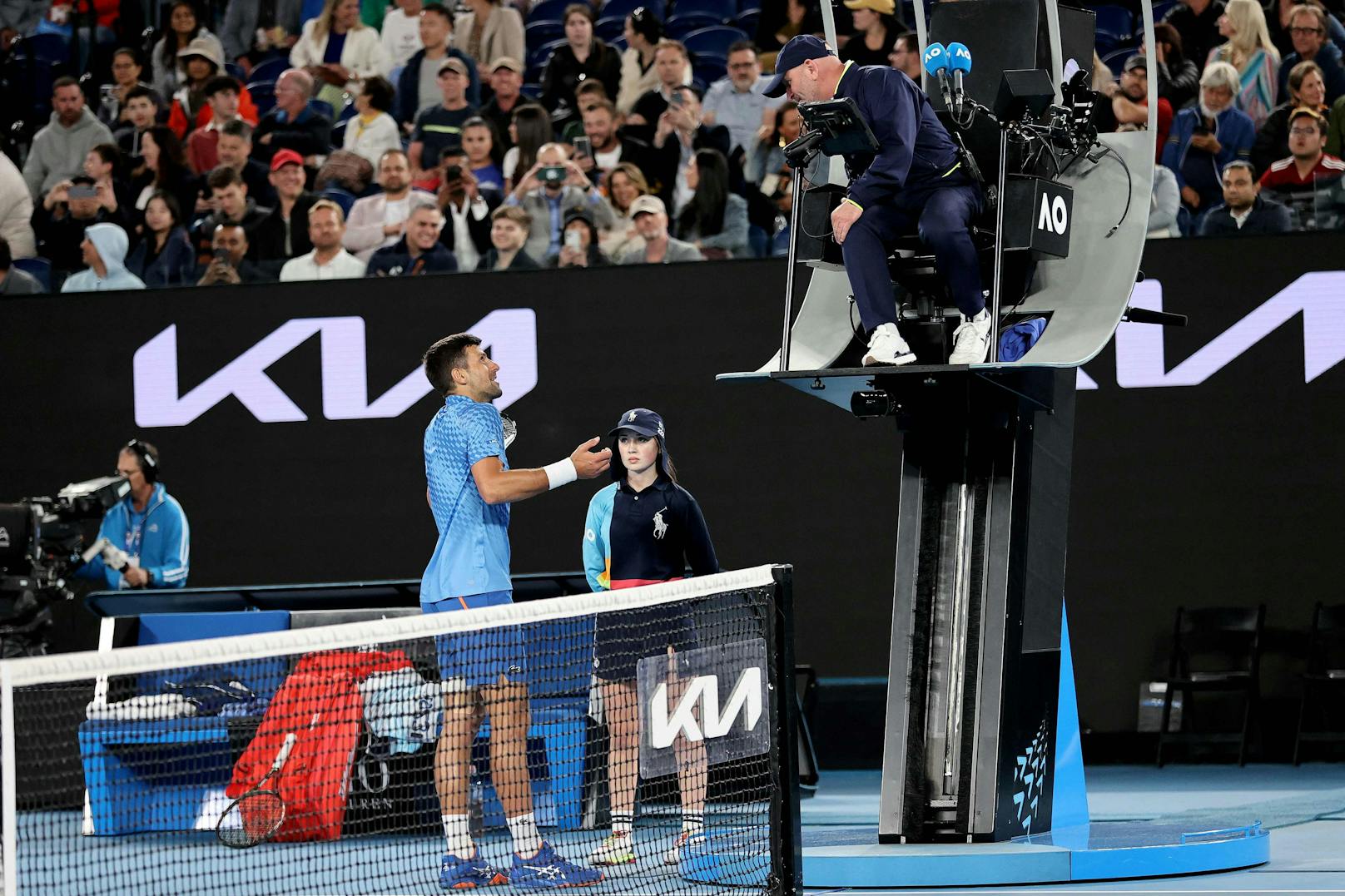 Novak Djokovic regt sich über einen vermeintlich betrunkenen Fan auf. 