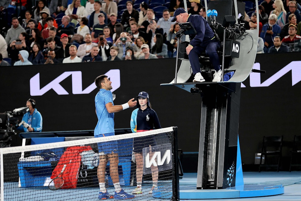 Novak Djokovic regt sich über einen vermeintlich betrunkenen Fan auf. 