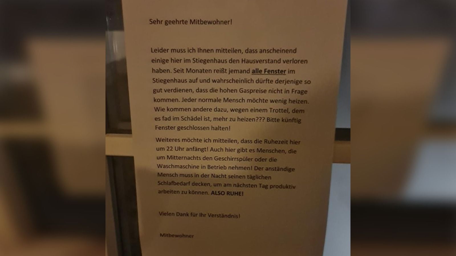 Der zornige Nachbar hatte genug vom nächtlichen Lärm und hinterließ kurzerhand einen aufgebrachten Brief im Treppenhaus.