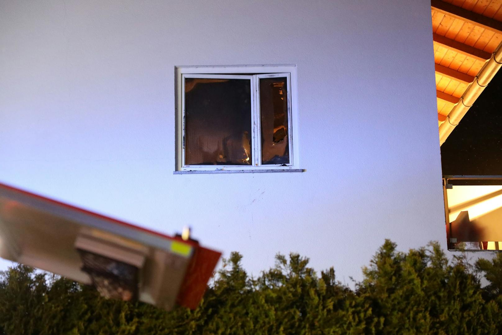 Zwei Feuerwehren waren in der Nacht auf Donnerstag bei einem Zimmerbrand in einem Einfamilienhaus in Attnang-Puchheim (Bezirk Vöcklabruck) im Einsatz.