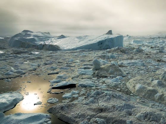 Der grönländische Eisschild schmilzt und trägt stark zum Anstieg des Meeresspiegels bei.