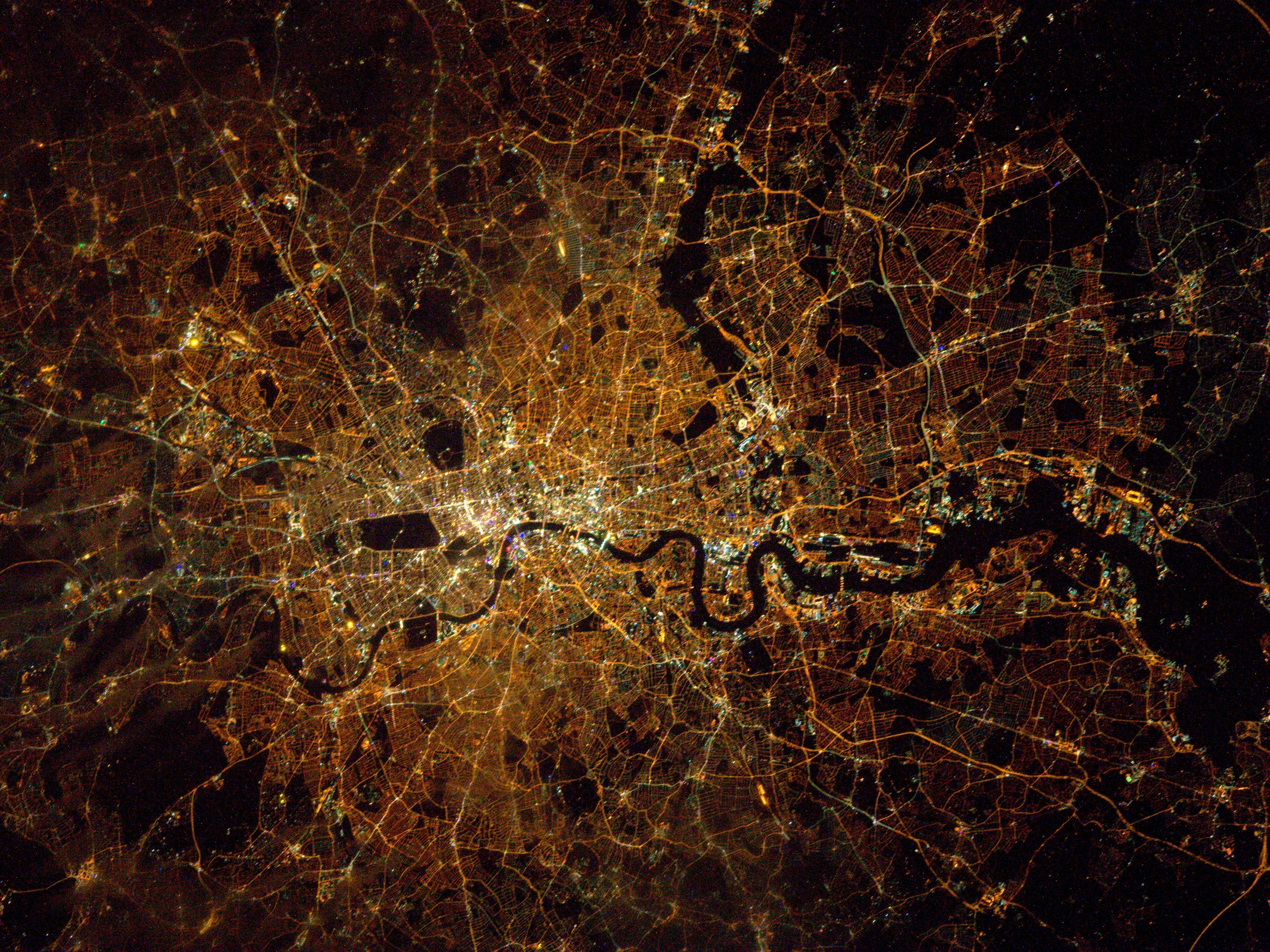 Download von www.picturedesk.com am 19.01.2023 (11:09).  This image may not be used to state or imply ESA endorsement of any company or product .Satellite image of the city of London, United Kingdom at night. - 20211214_PD5205 - Rechteinfo: Rights Managed (RM)