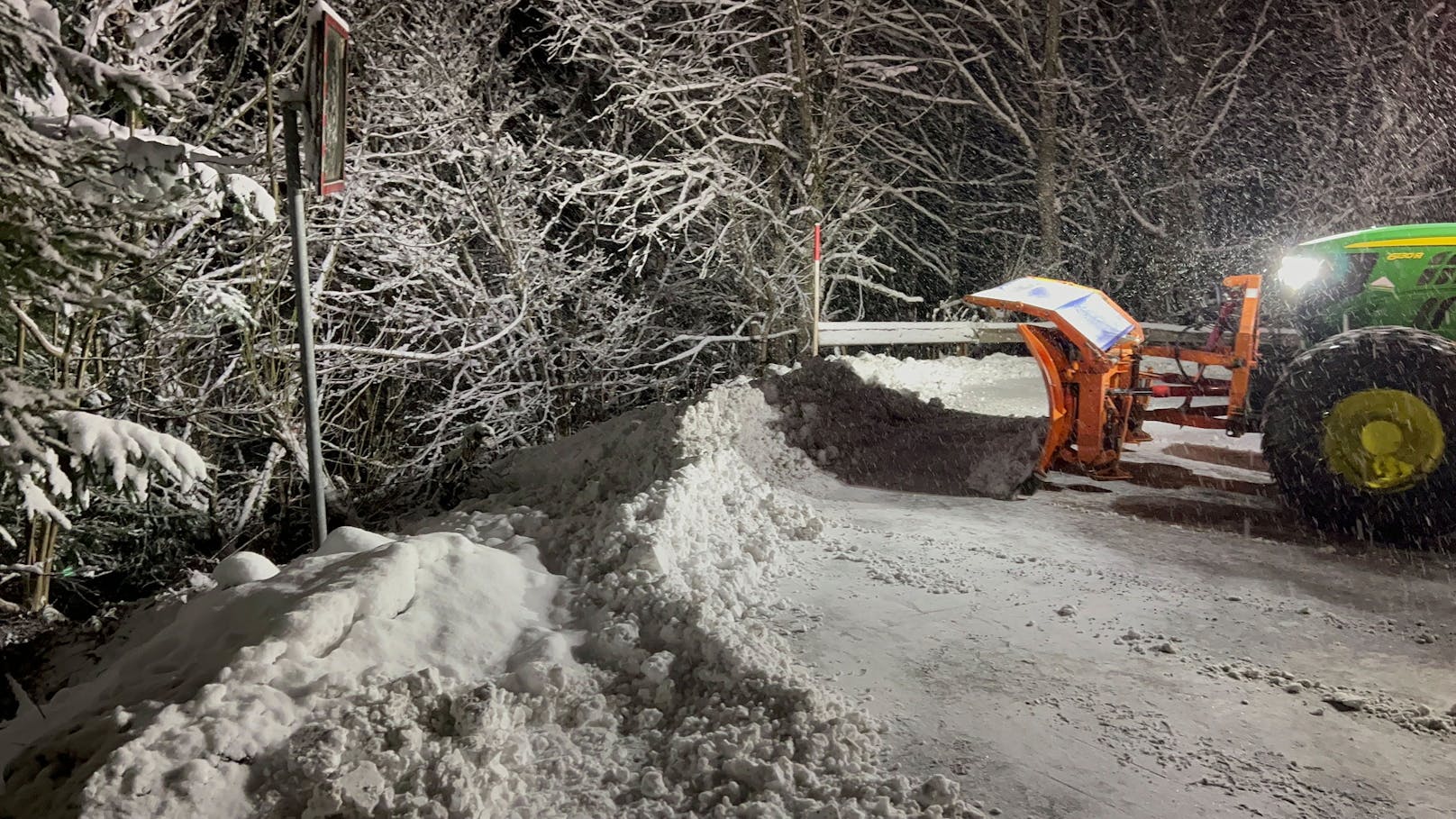 Im Einsatz standen zwei Rettungsfahrzeuge mit einem Notarzt, zwei Polizeistreifen und 28 Einsatzkräfte der Freiwilligen Feuerwehr Aurach.