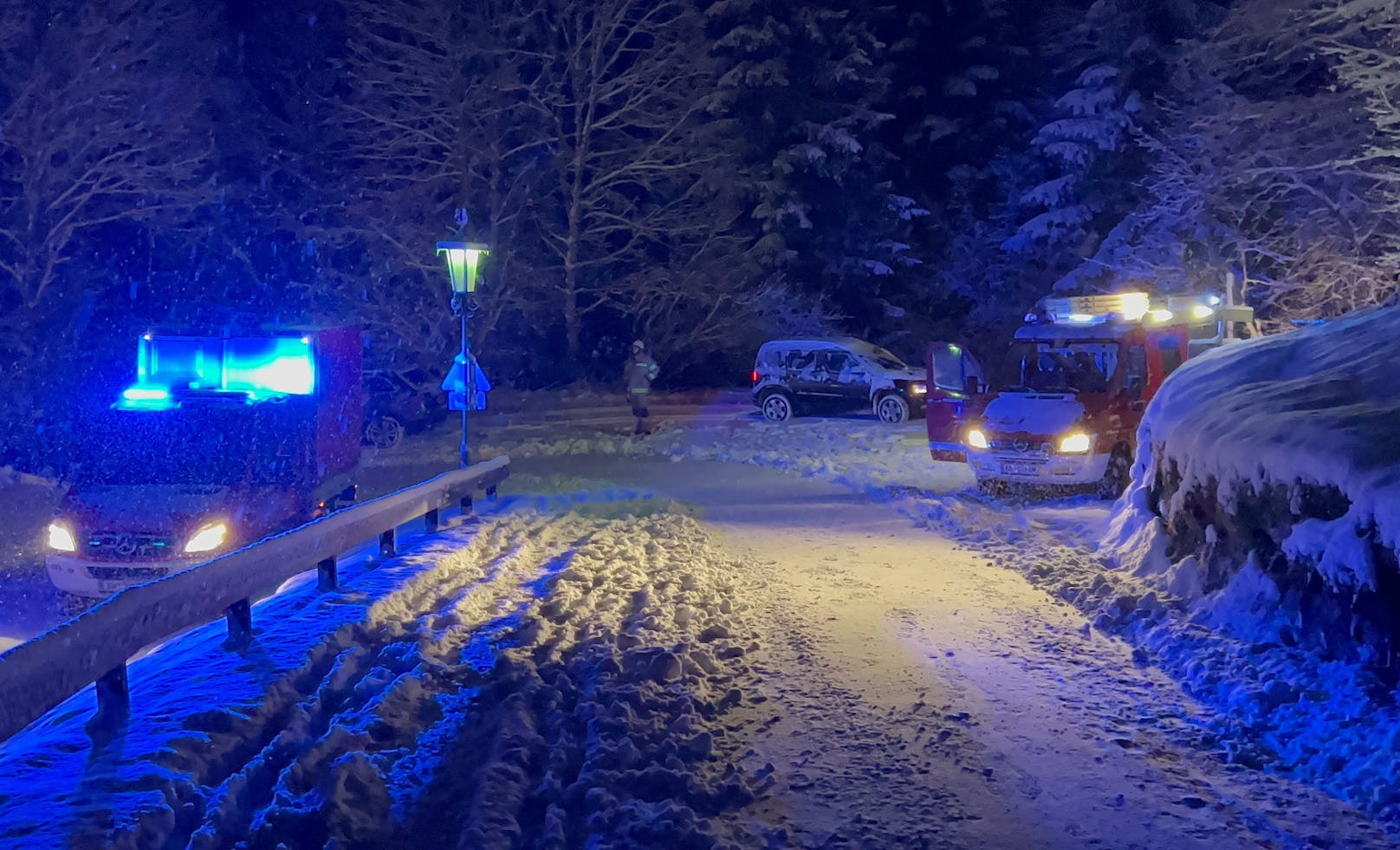 Im Einsatz standen zwei Rettungsfahrzeuge mit einem Notarzt, zwei Polizeistreifen und 28 Einsatzkräfte der Freiwilligen Feuerwehr Aurach.