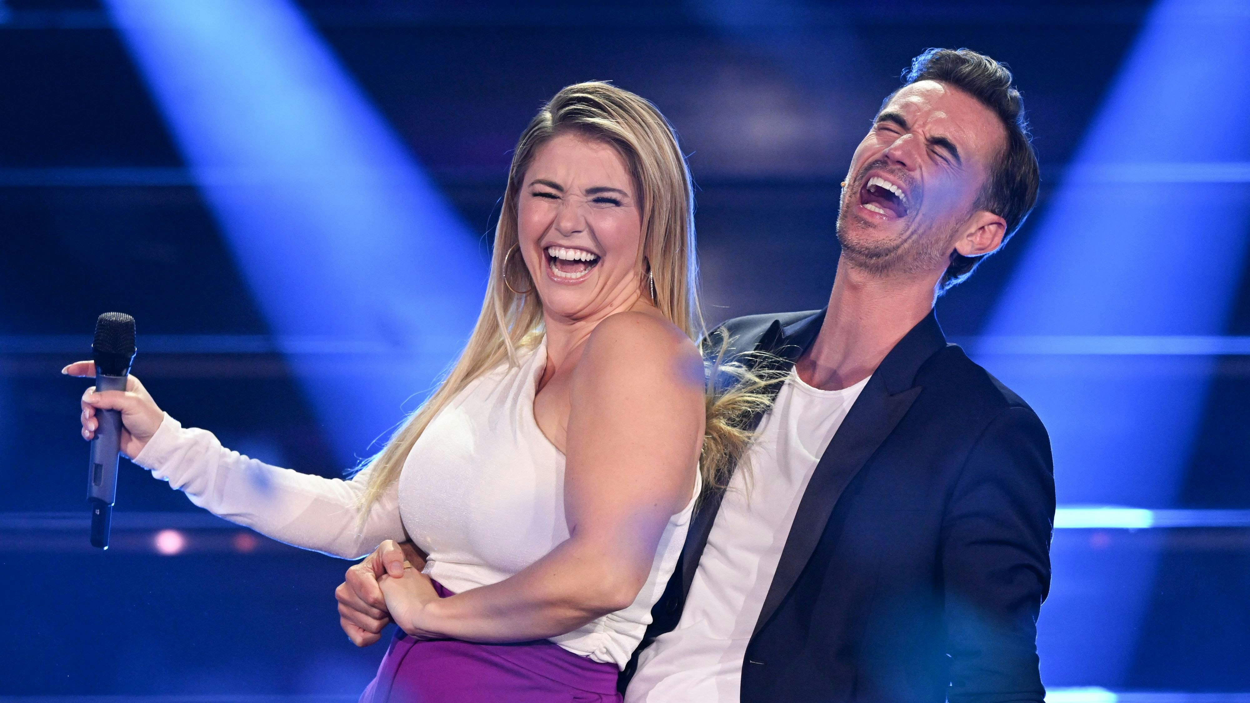 Download von www.picturedesk.com am 19.01.2023 (16:59).  PRODUCTION - 22 October 2022, Saxony, Leipzig: Swiss pop singer Beatrice Egli and German singer and presenter Florian Silbereisen appear together on stage during the TV show "Der große Schlagerabschied". The show marks singer Drews' final farewell to the big stage. Photo: Hendrik Schmidt/dpa - 20221022_PD25991 - Rechteinfo: Rights Managed (RM)