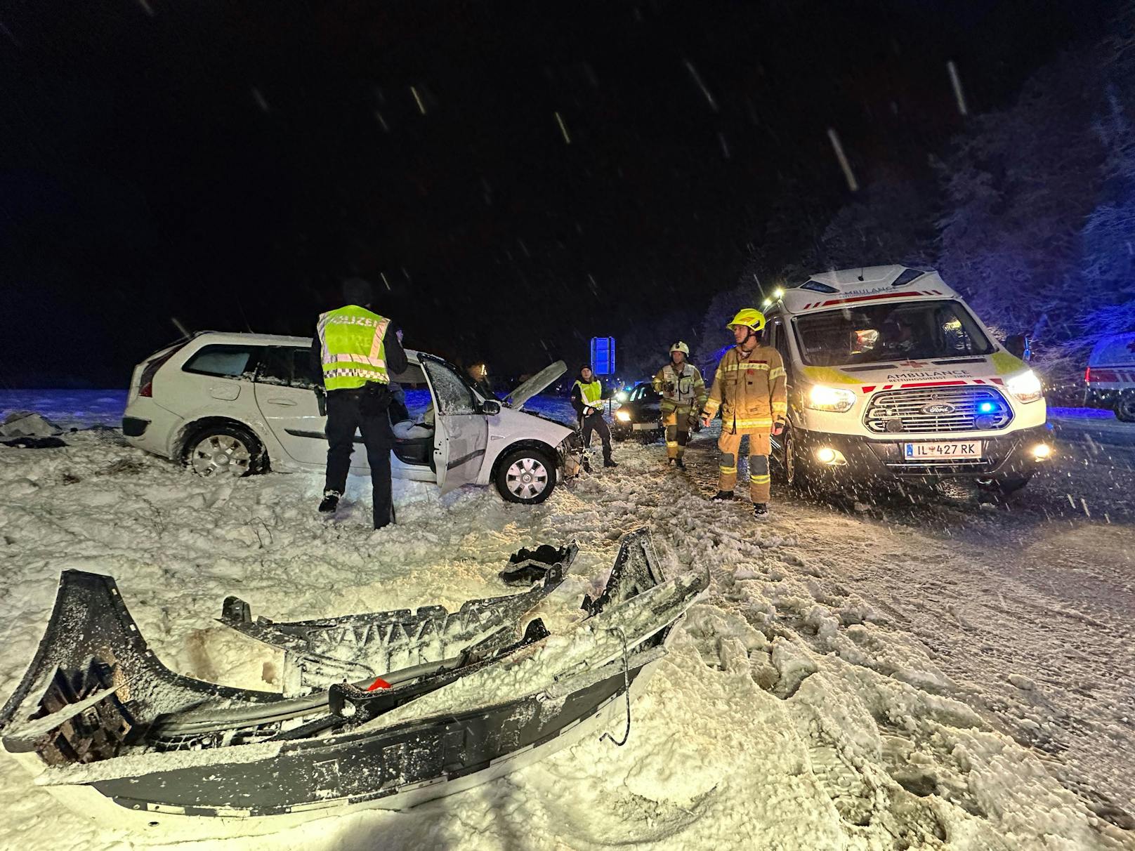 Der LKW schlittere 80 Meter auf der Fahrbahn weiter und kam ebenfalls auf der angrenzenden Wiese zum Stillstand. Alle vier Insassen des Personenkraftwagens wurden bei dem Unfall leicht verletzt und mit der Rettung in das Bezirkskrankenhaus nach St. Johann in Tirol verbracht.