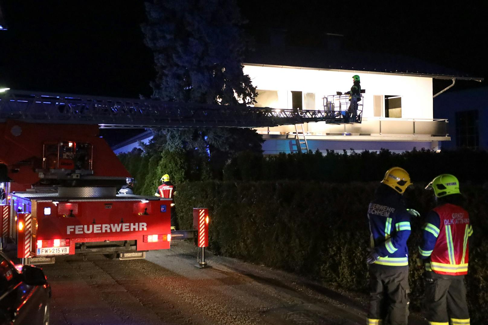 Zwei Feuerwehren waren in der Nacht auf Donnerstag bei einem Zimmerbrand in einem Einfamilienhaus in Attnang-Puchheim (Bezirk Vöcklabruck) im Einsatz.