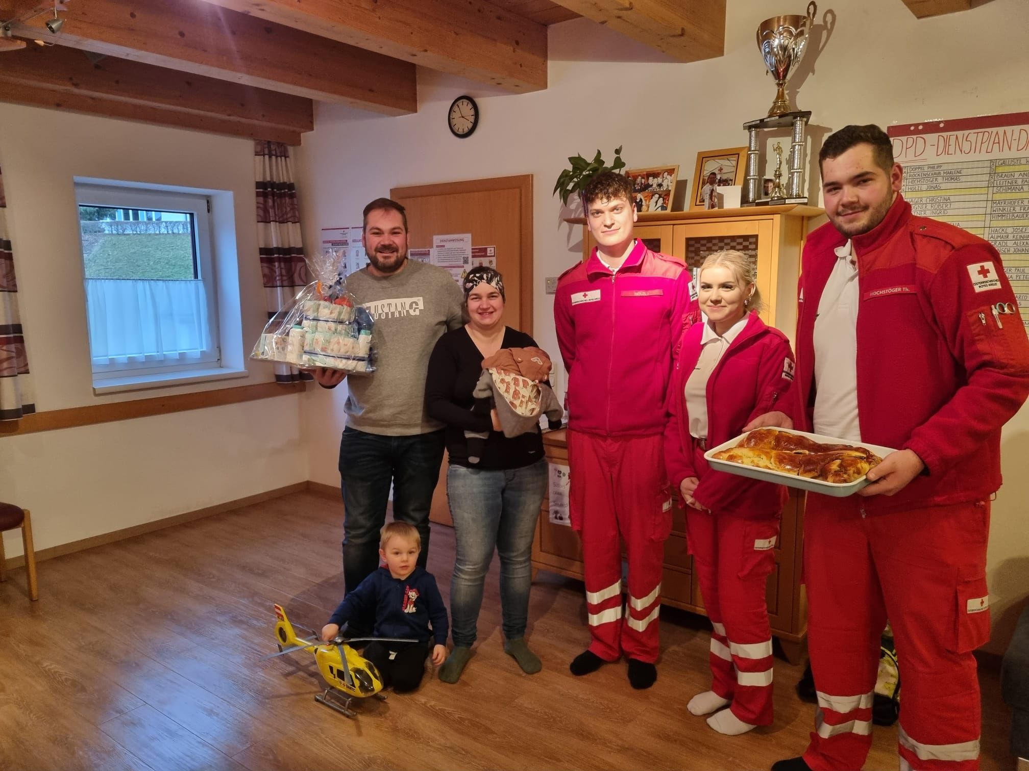 Der kleine Joris wollte nicht so lange warten, um ins Krankenhaus gebracht zu werden. Er kam im Auto der Familie vorm Haus zur Welt.