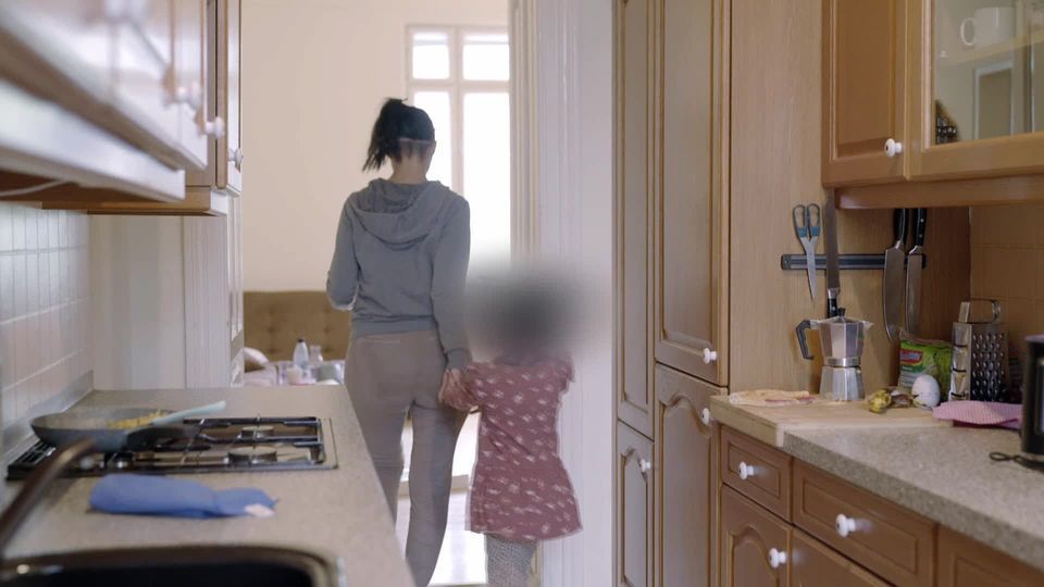 Eine alleinerziehende Mutter arbeitet zum Wohl ihres Kindes als Prostituierte.