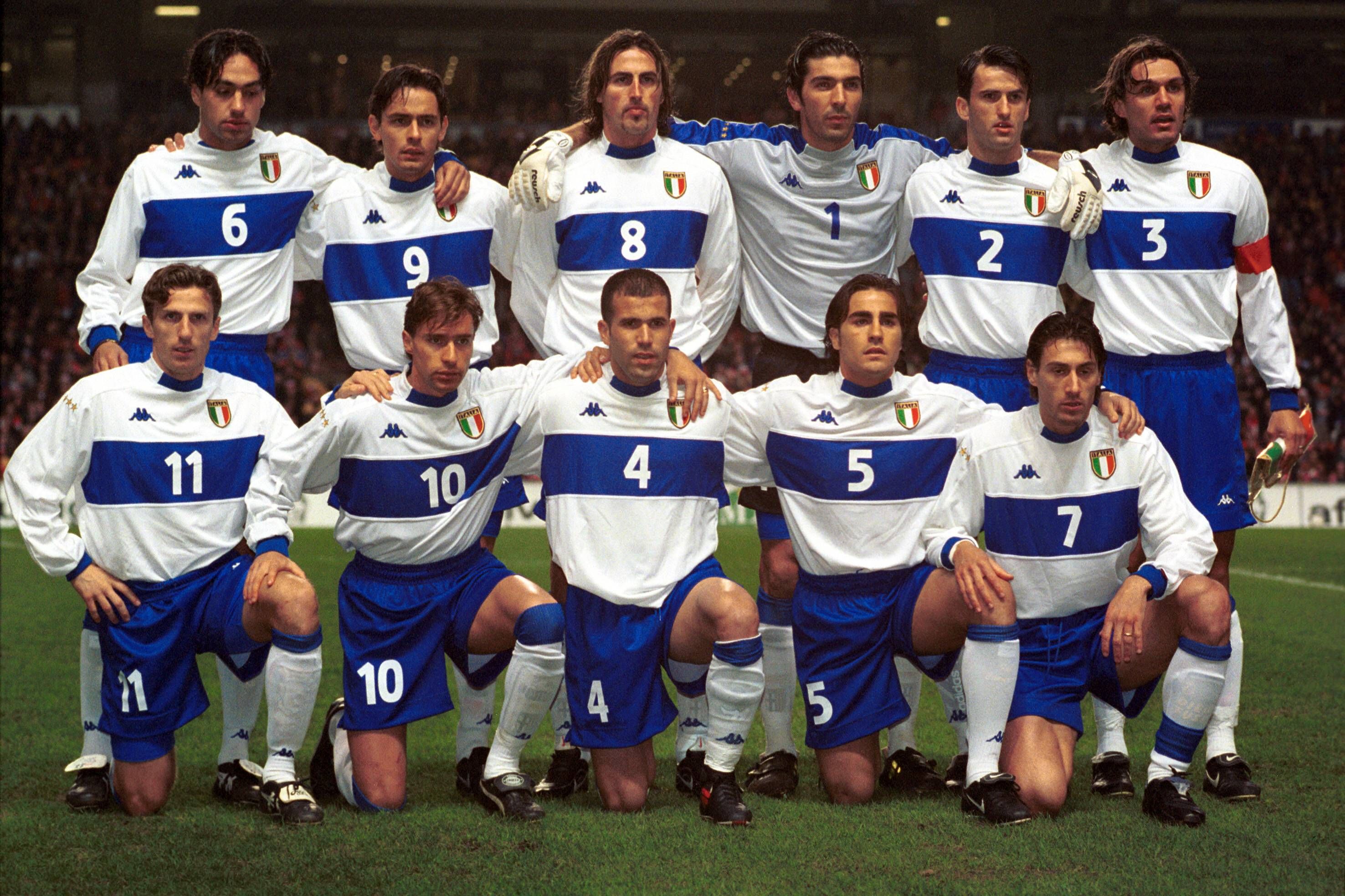 Italien 1999, hinten v. li.: Alessandro Nesta, Filippo Inzaghi, Dino Baggio, Gianluigi Buffon, Christian Panucci, Paolo Maldini; vorn: Eusebio di Francesco, Enrico Chiesa, Luigi di Biagio, Fabio Cannavaro, Diego Fuser; Nationaltrikot, Vneg, quer, Mannschaftsfoto, Umarmung, umarmen EM-Qualifikation 1999, Europameisterschaftsqualifikation, Nationalmannschaft, Nationalteam Kopenhagen Parken Fußball Länderspiel Herren Mannschaft Dänemark Totale Randmotiv Personen