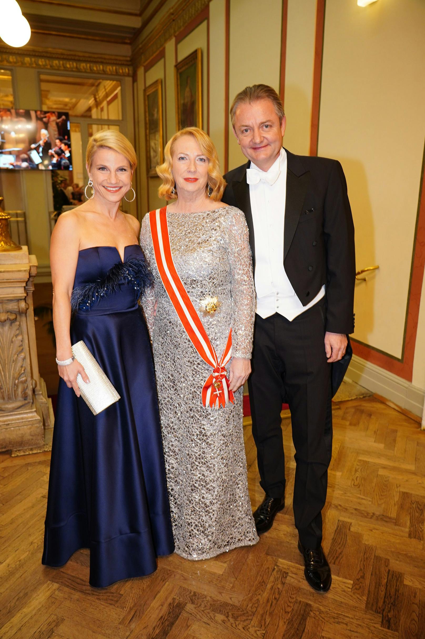 Schauspielerin <strong>Kristina Sprenger</strong> mit Ehemann <strong>Gerald Gerstbauer</strong> und die Zweite Nationalratspräsidentin <strong>Doris Bures</strong> (SPÖ)