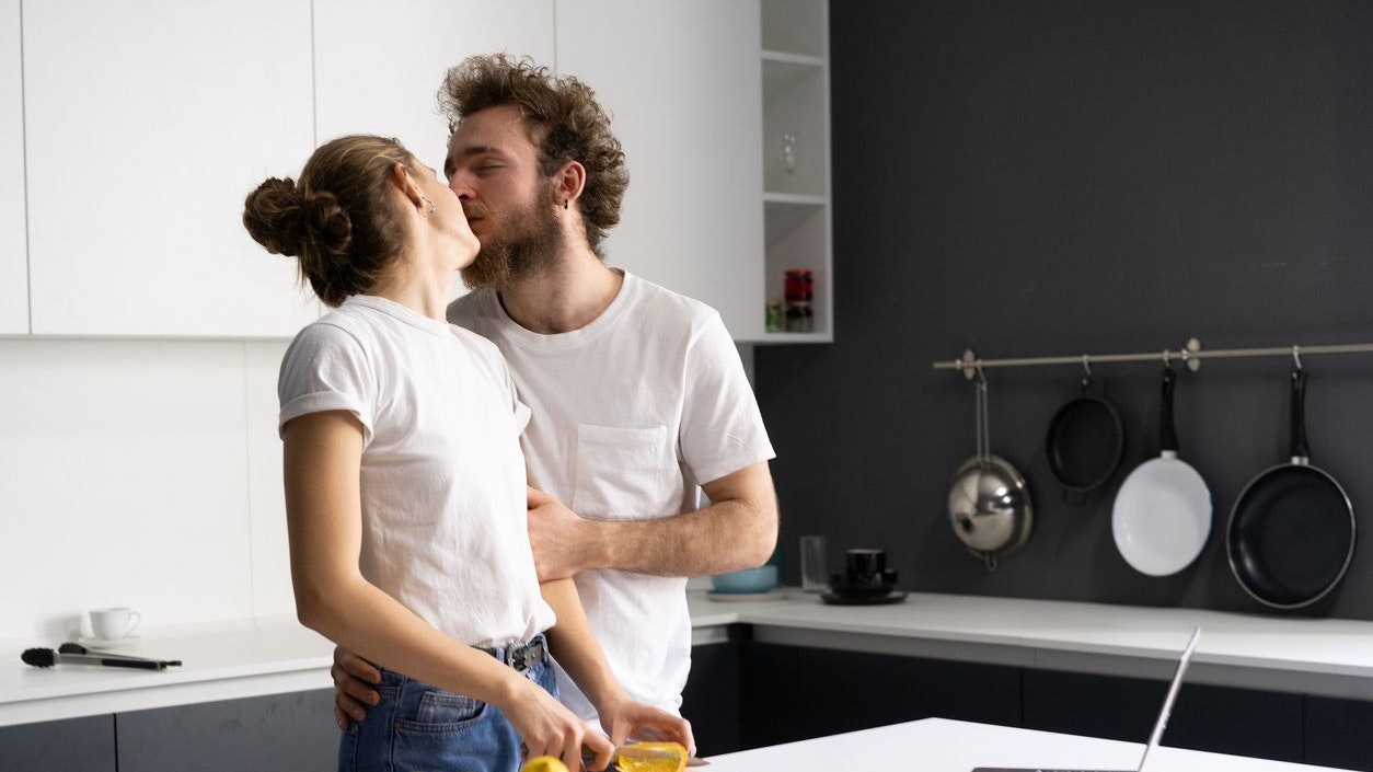 Ein Forscherteam fand heraus wieso du beim Schmusen eine präferierte Kuss-Richtung hast. 