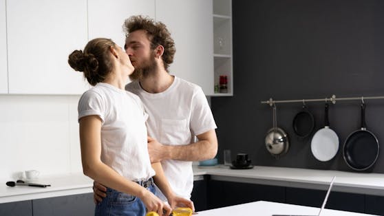 Ein Forscherteam fand heraus wieso du beim Schmusen eine präferierte Kuss-Richtung hast.