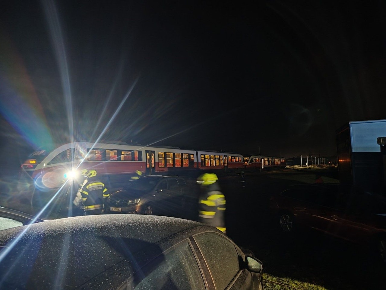 Heute.at - Lkw-Fahrer hat bei Kollision mit ÖBB-Zug riesiges Glück