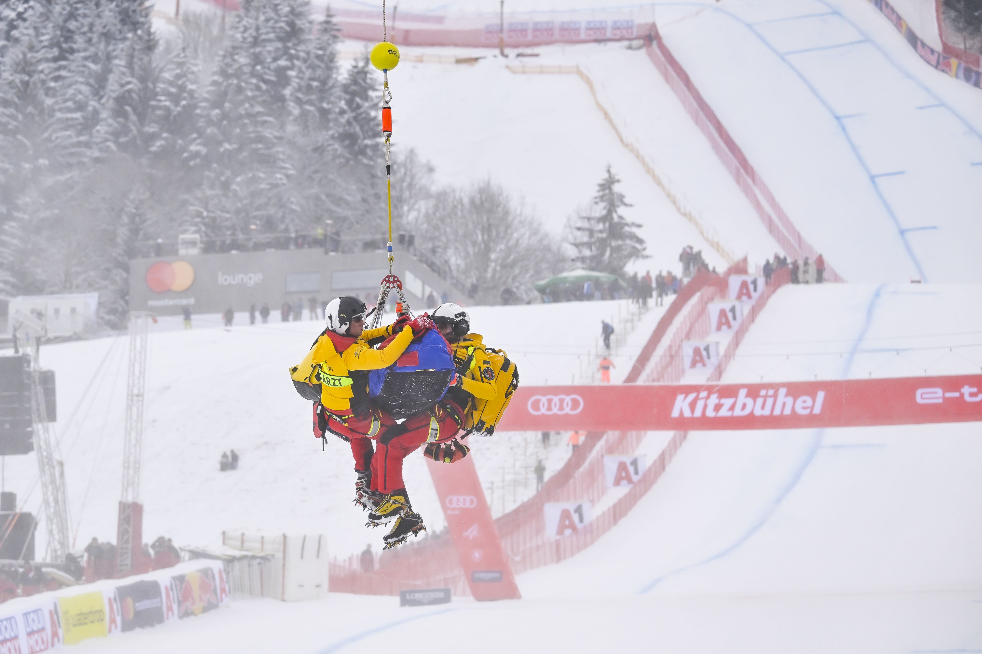 Schwerer Sturz von Henrik Röa in Kitzbühel - der Hubschrauber bringt den Norweger ins Spital
