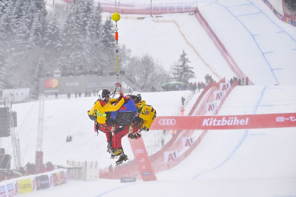 Schwerer Sturz von Henrik Röa in Kitzbühel - der Hubschrauber bringt den Norweger ins Spital