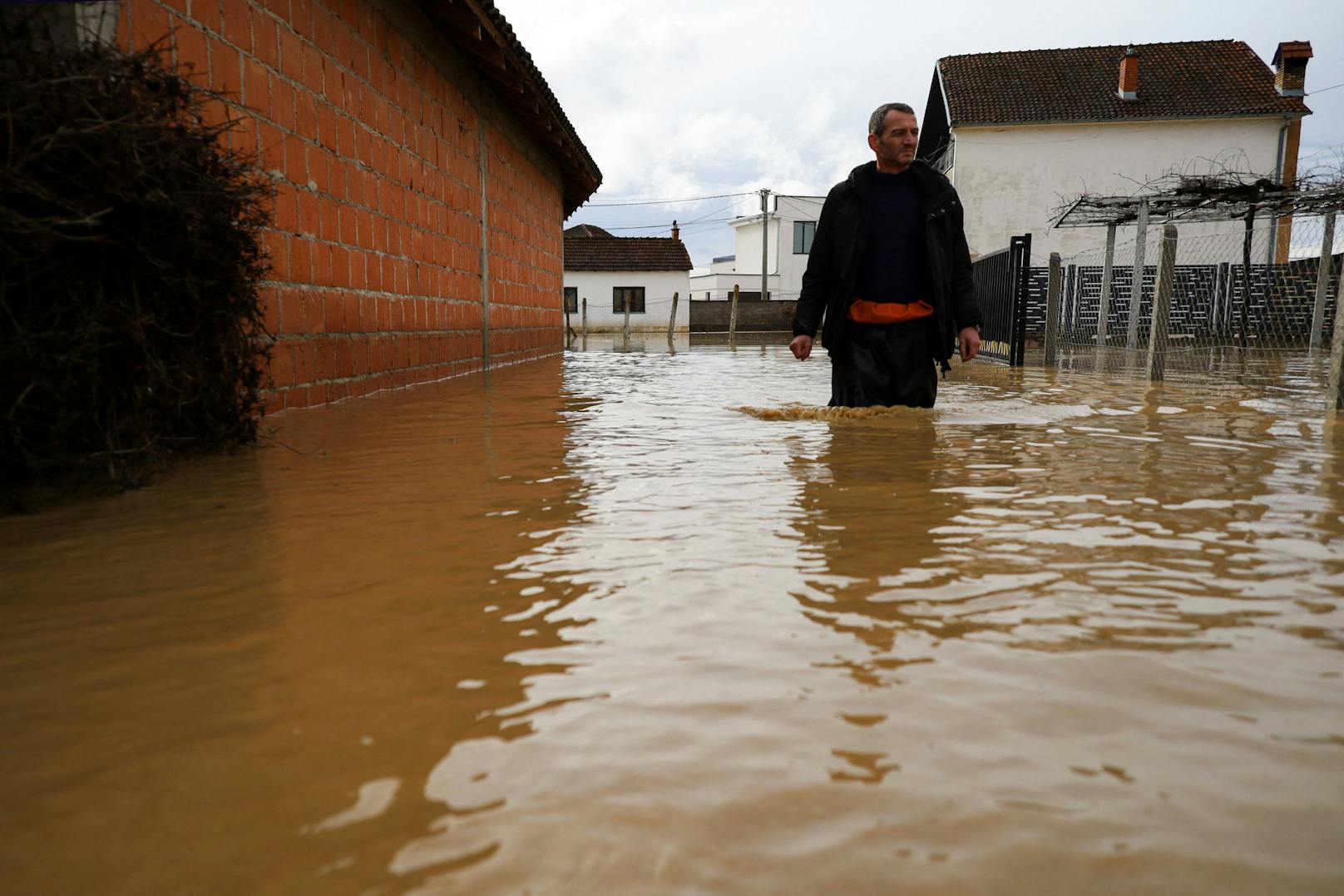 Seit Tagen regnet es am Balkon heftig. Von den Überschwemmungen sind vor allem Serbien, Bosnien-Herzegowina, Montenegro, Albanien und der Kosovo betroffen. Das Bild zeigt einen Anrainer im überfluteten Kline im Kosovo.