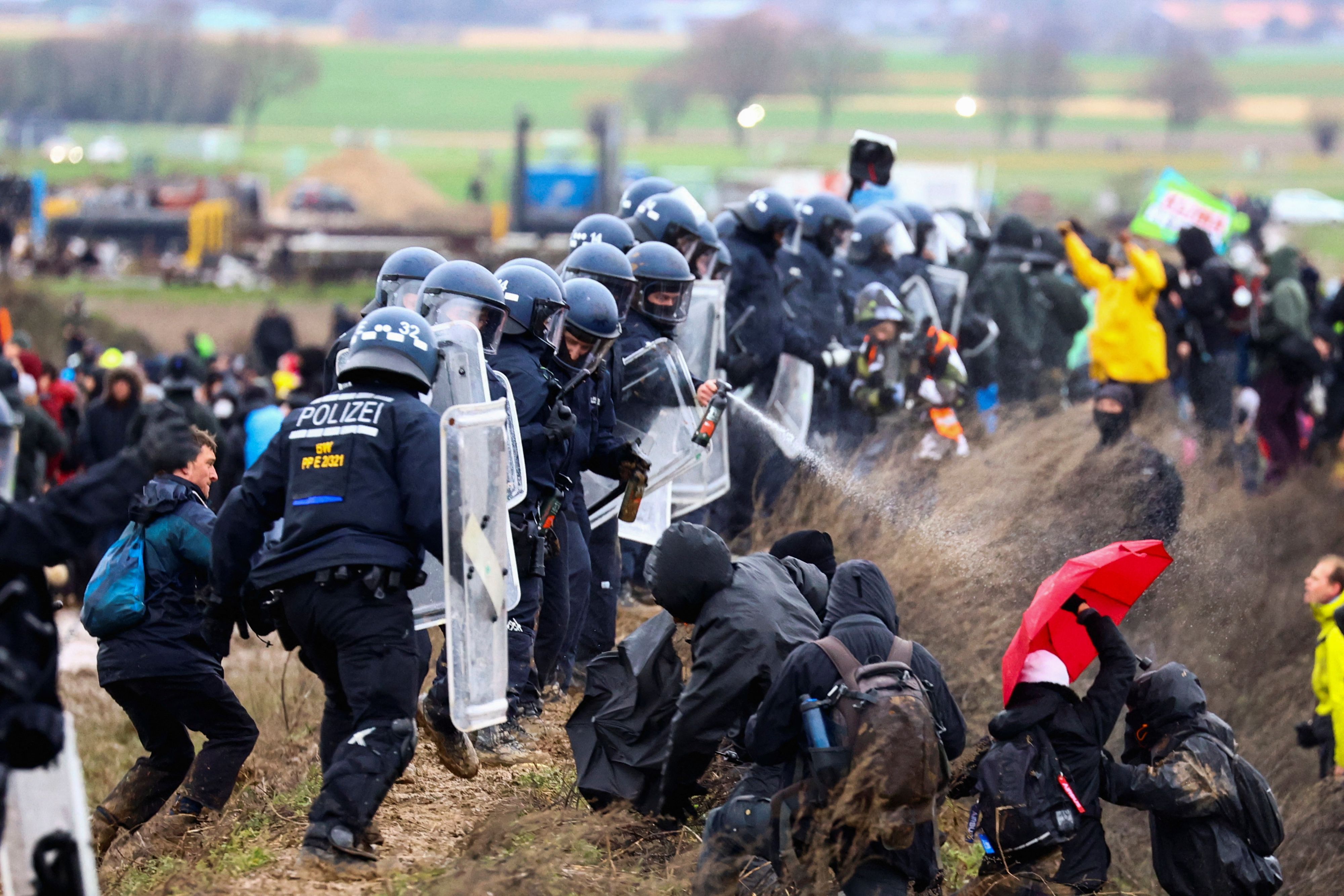 Die Polizei hat unter massivem Widerstand begonnen, das von Hunderten Protestierenden besetzte Dorf zu räumen.