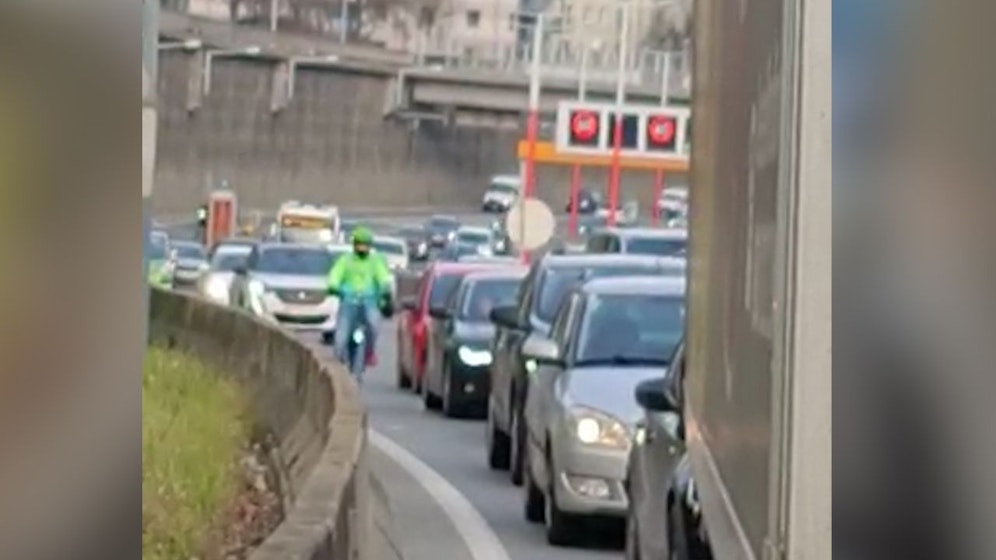 Ein Essenslieferant sorgte für Lacher im Stau.