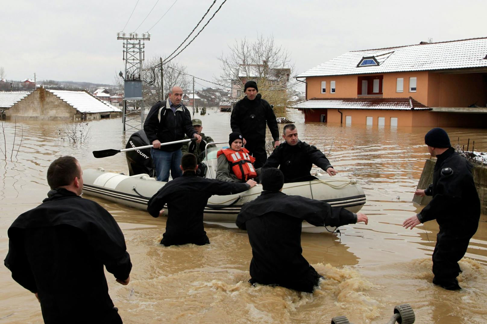 Auch in Serbien mussten über 50 Menschen aus ihren überschwemmten Häusern gerettet werden. 