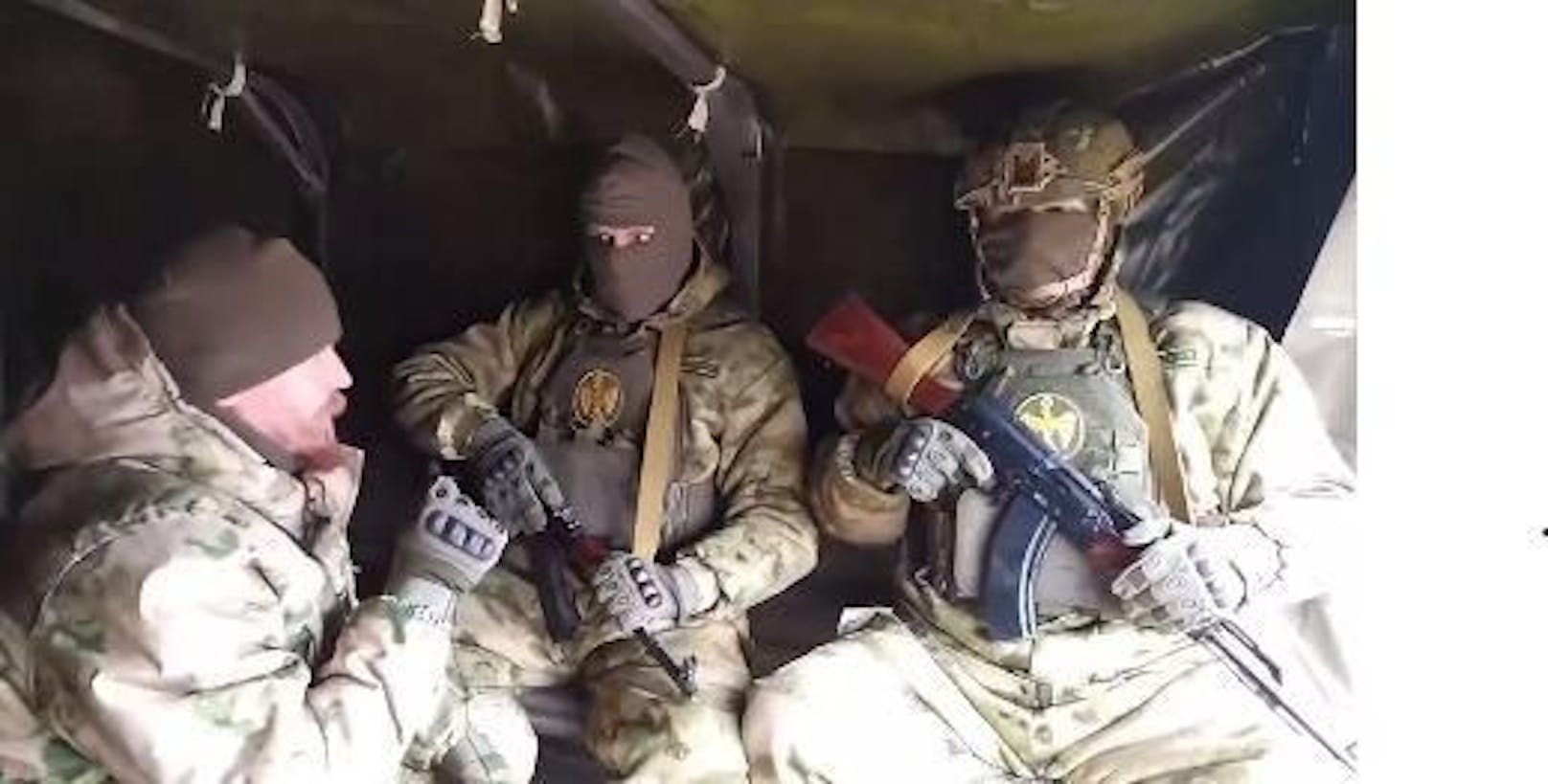 Aufnahmen der russische Nachrichtenagentur Ria Nowosti stellen zwei serbische Freiwillige vor, die angeblich an einem Wagner-Waffentraining in der Ukraine teilnehmen.