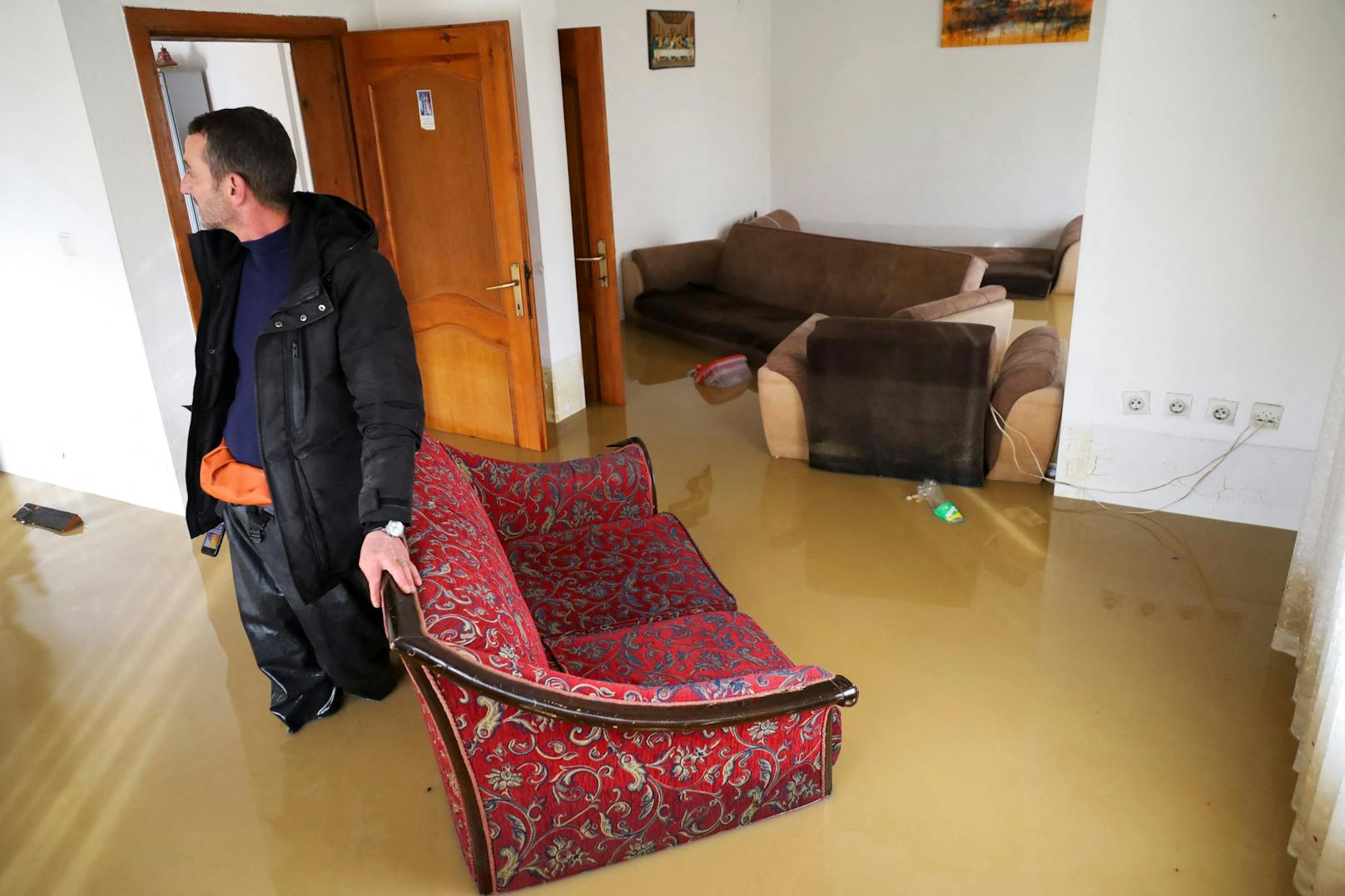 Hier zeigt er seine überflutete Wohnung. 