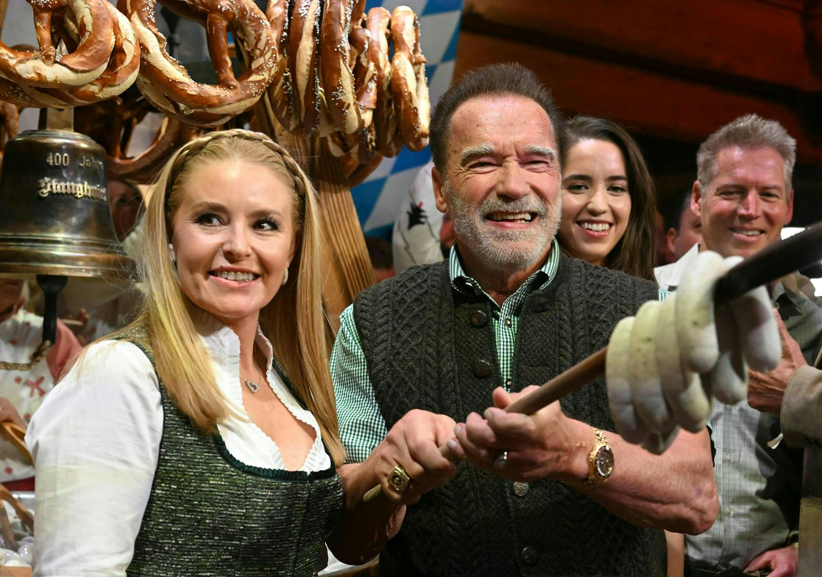 Arnold Schwarzenegger und Freundin Heather Milligan eröffneten die Weißwurstparty beim Stanglwirt.