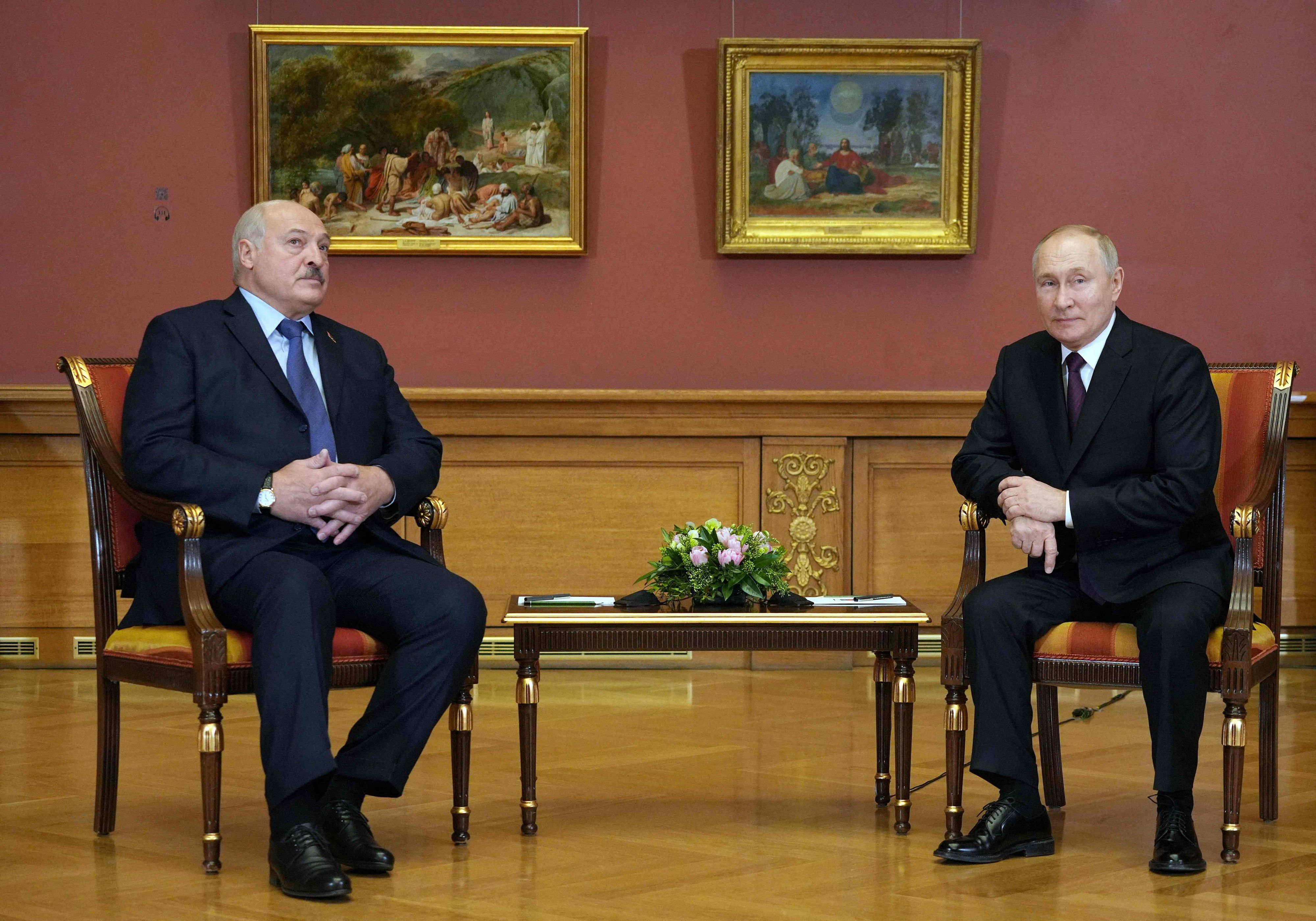 Was hecken die zwei Langzeit-Präsidenten Putin und Lukaschenko aus?