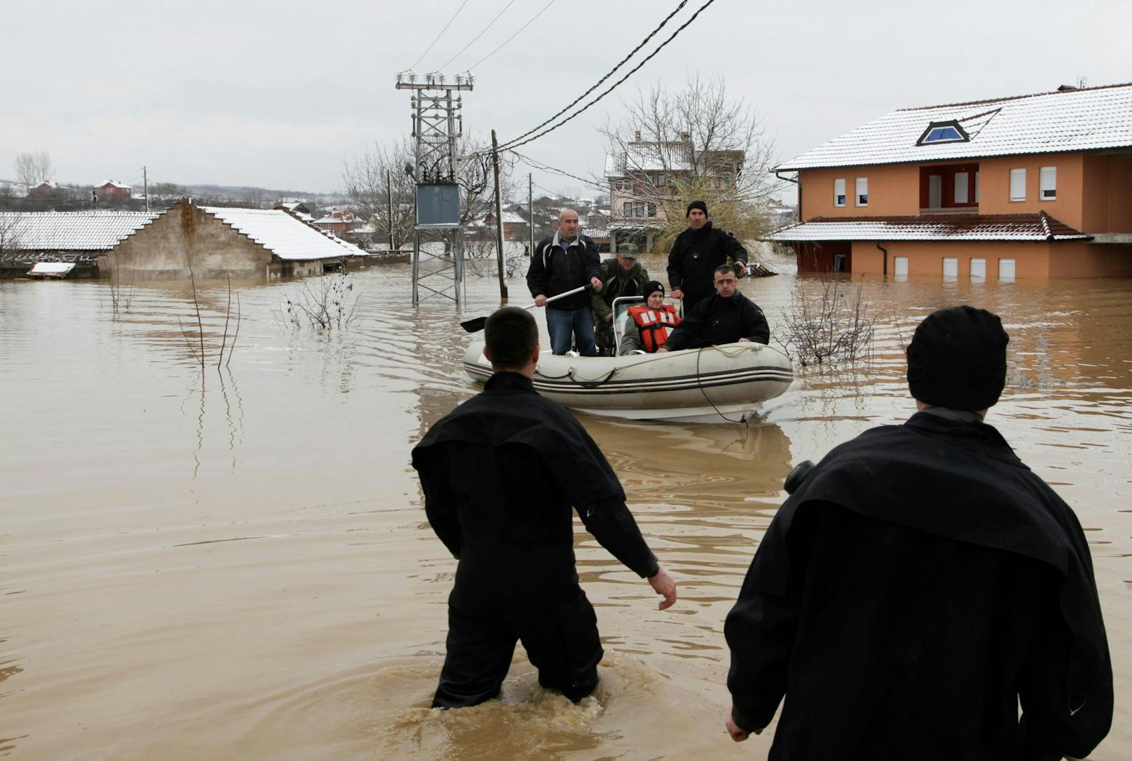 In Zajm im Westen des Kosovo wird eine Frau hier aus ihrem überfluteten Haus gerettet. 