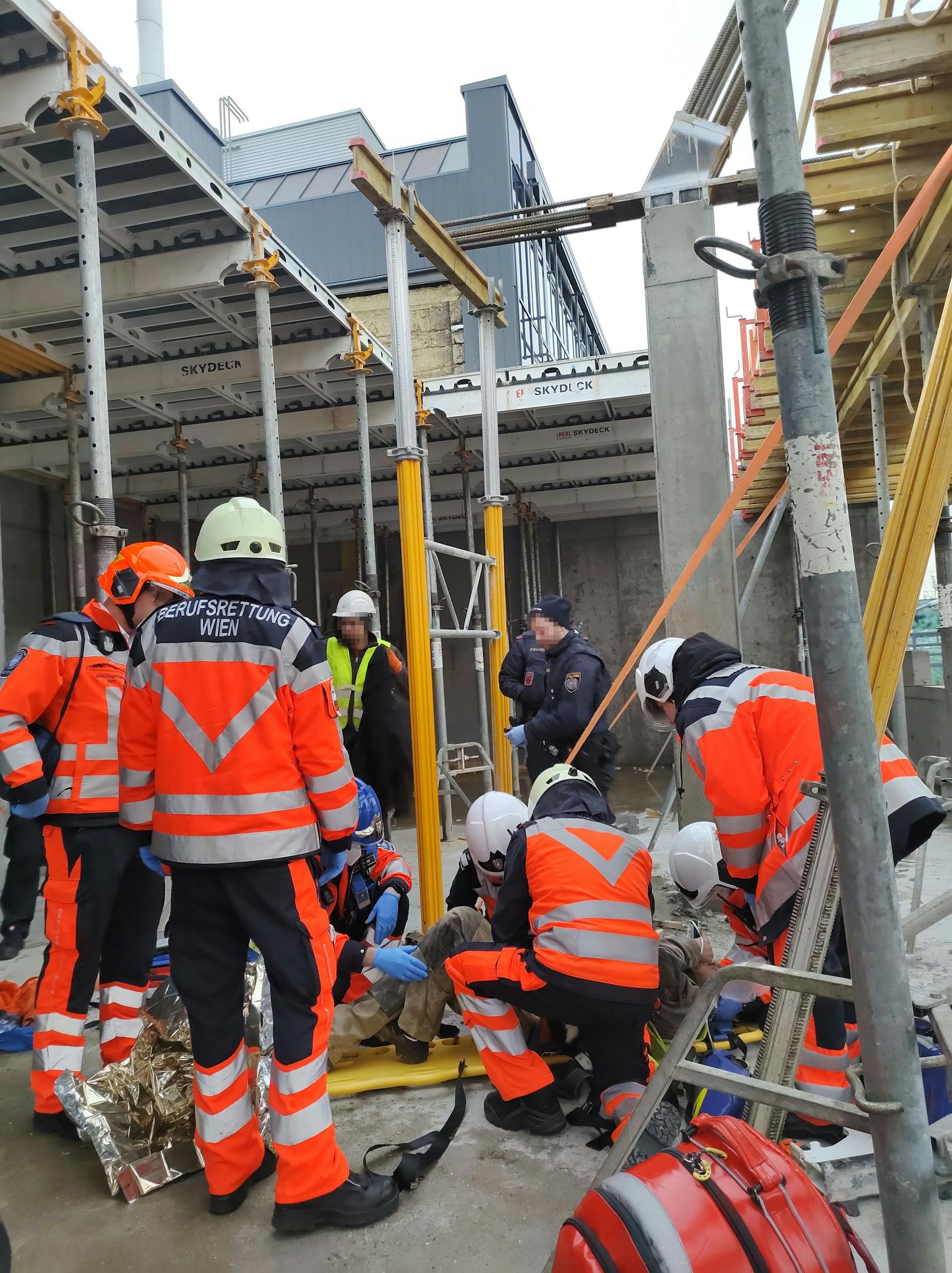 Ein Bauarbeiter stürzte am Arbeitsplatz vier Meter tief.