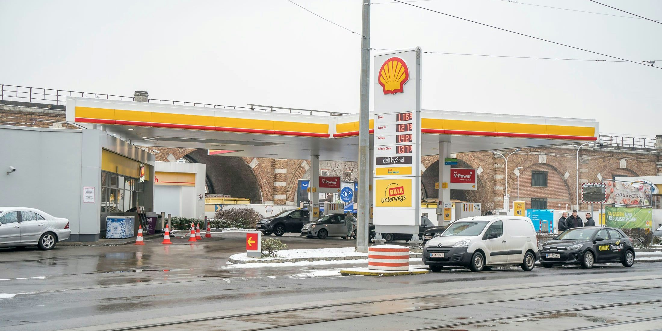 Bei einer der Tankstellen blieb es beim Versuch. (Symbolbild)