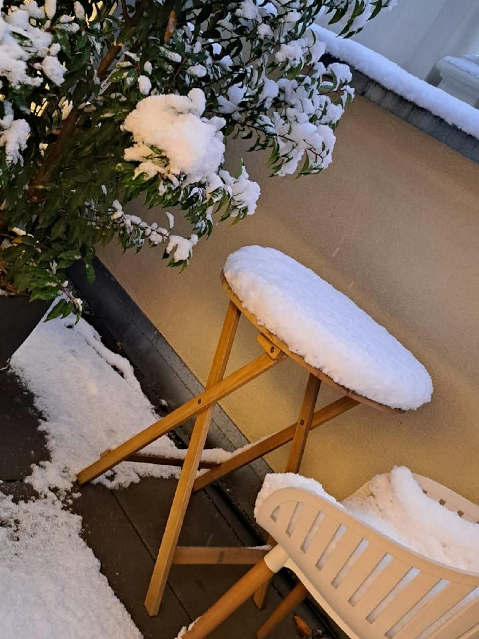 Eingeschneite Gartenmöbel in der Wiener City.
