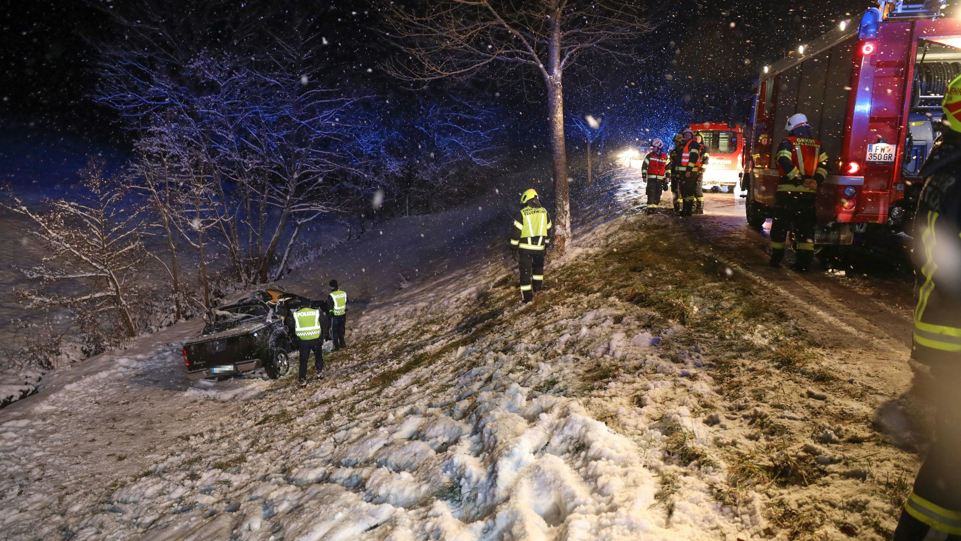 Bezirk Grieskirchen: Familie kracht mit Auto gegen Baum - fünf Verletzte