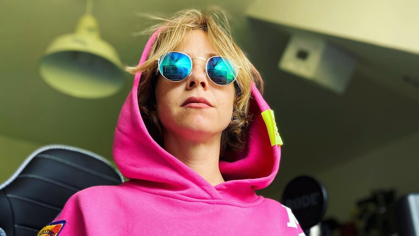 Stilecht, ganz egal ob im pinken Hoodie oder hellblauen Bikini: <strong>Rebecca Rapp</strong>