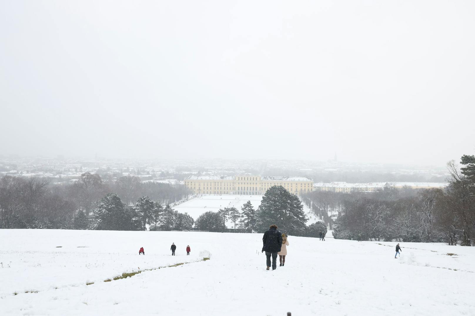 Der winterliche Blick auf Schloss Schönbrunn.