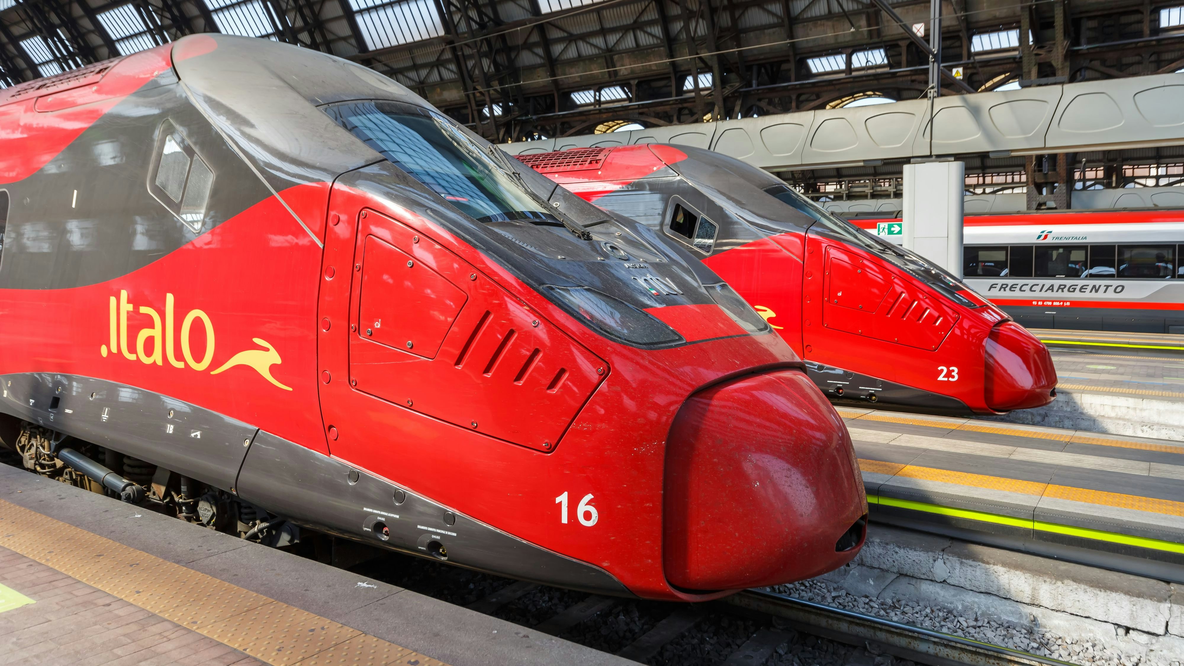 Download von www.picturedesk.com am 22.01.2023 (22:00).  Mailand, Italien - 22. März 2022: Italo ETR 675 Pendolino Hochgeschwindigkeitszüge von Nuovo Trasporto Viaggiatori NTV im Bahnhof Milano Centrale in Mailand, Italien. - 20220322_PD19297 - Rechteinfo: Rights Managed (RM) Nur fÃ¼r redaktionelle Nutzung!