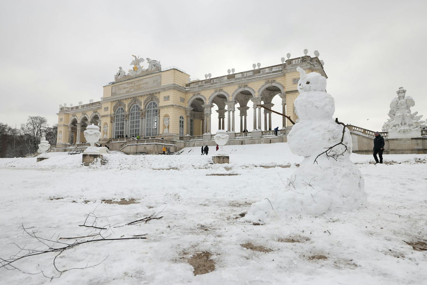 Vor der Gloriette in Schönbrunn steht schon ein erster Schneemann.
