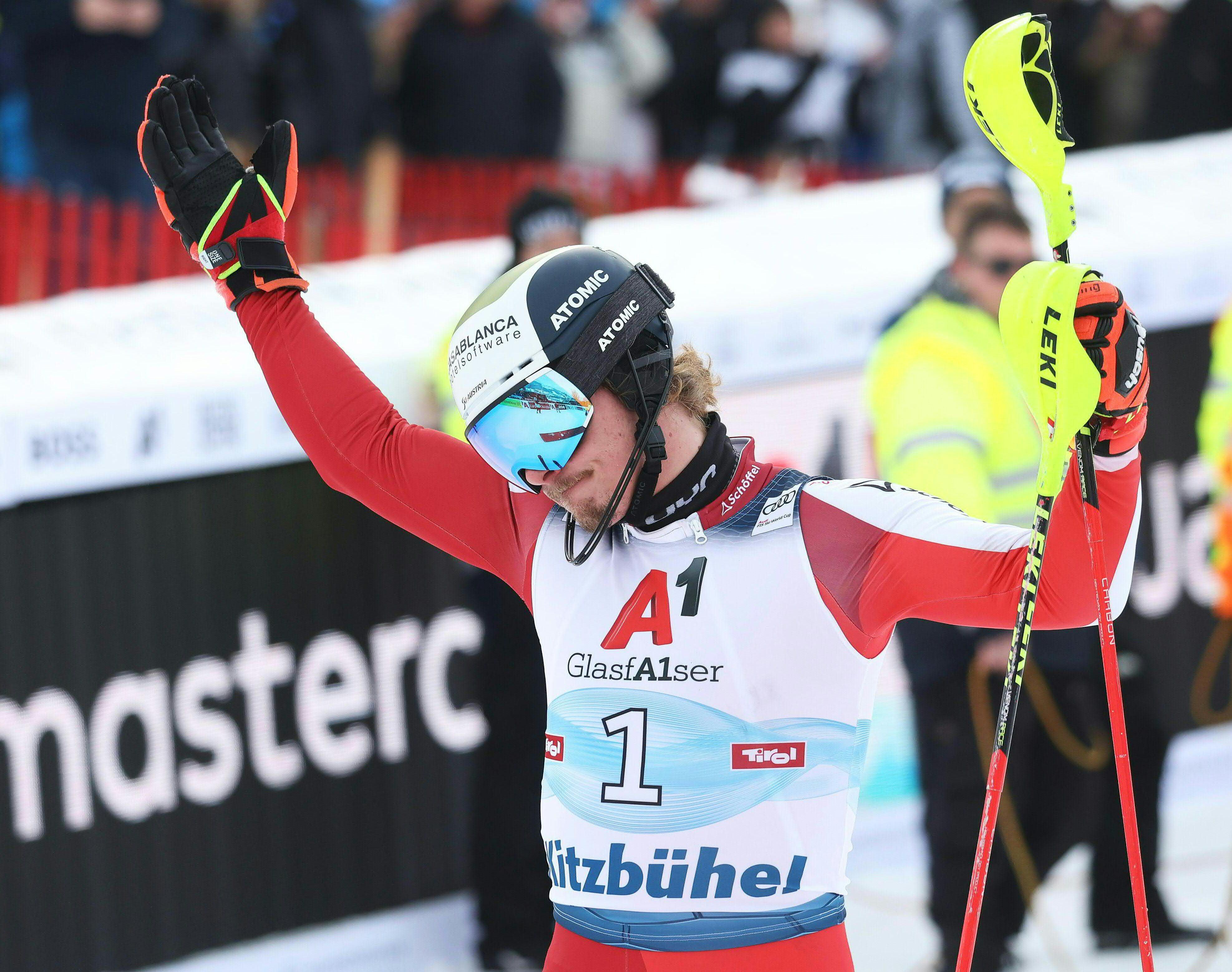 Manuel Feller scheidet auf dem Weg zum möglichen Sieg aus.