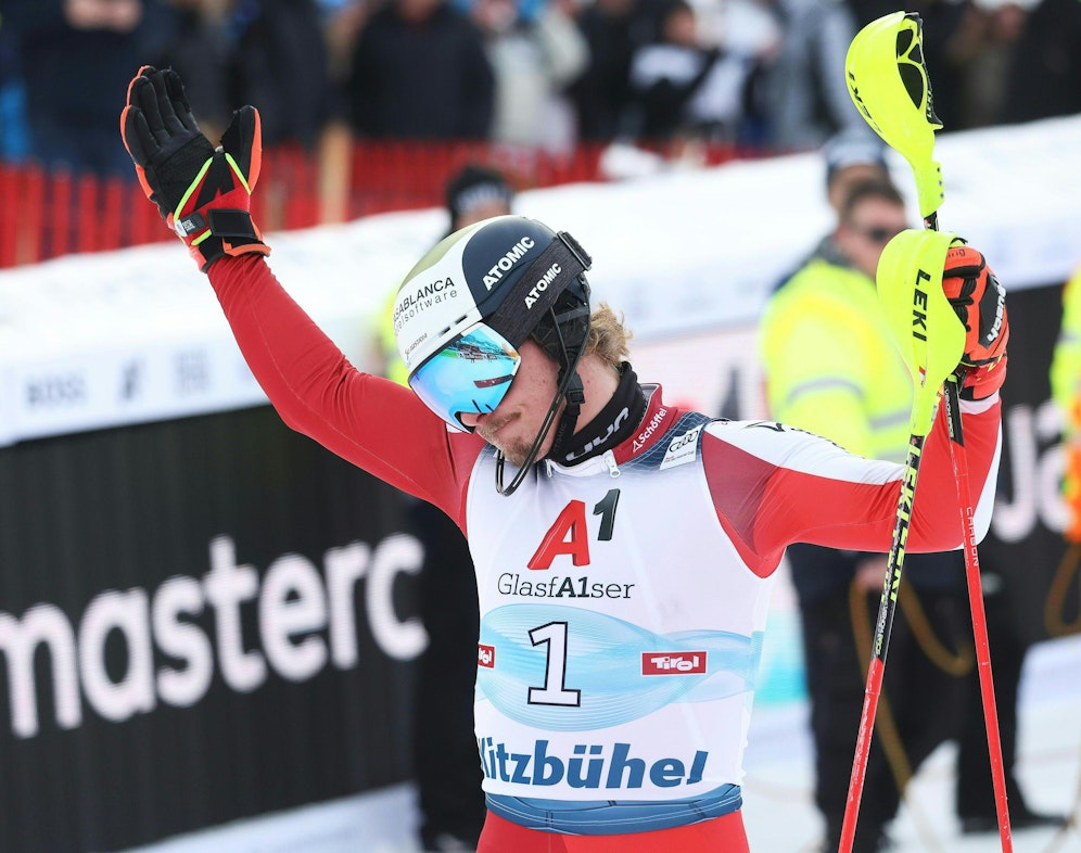 Manuel Feller scheidet auf dem Weg zum möglichen Sieg aus.