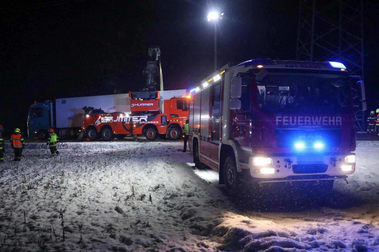 Die Feuerwehr sicherte den Lastwagen vorm Abrutschen.