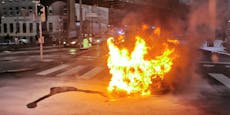 Auto geht während Fahrt am Wiener Gürtel in Flammen auf